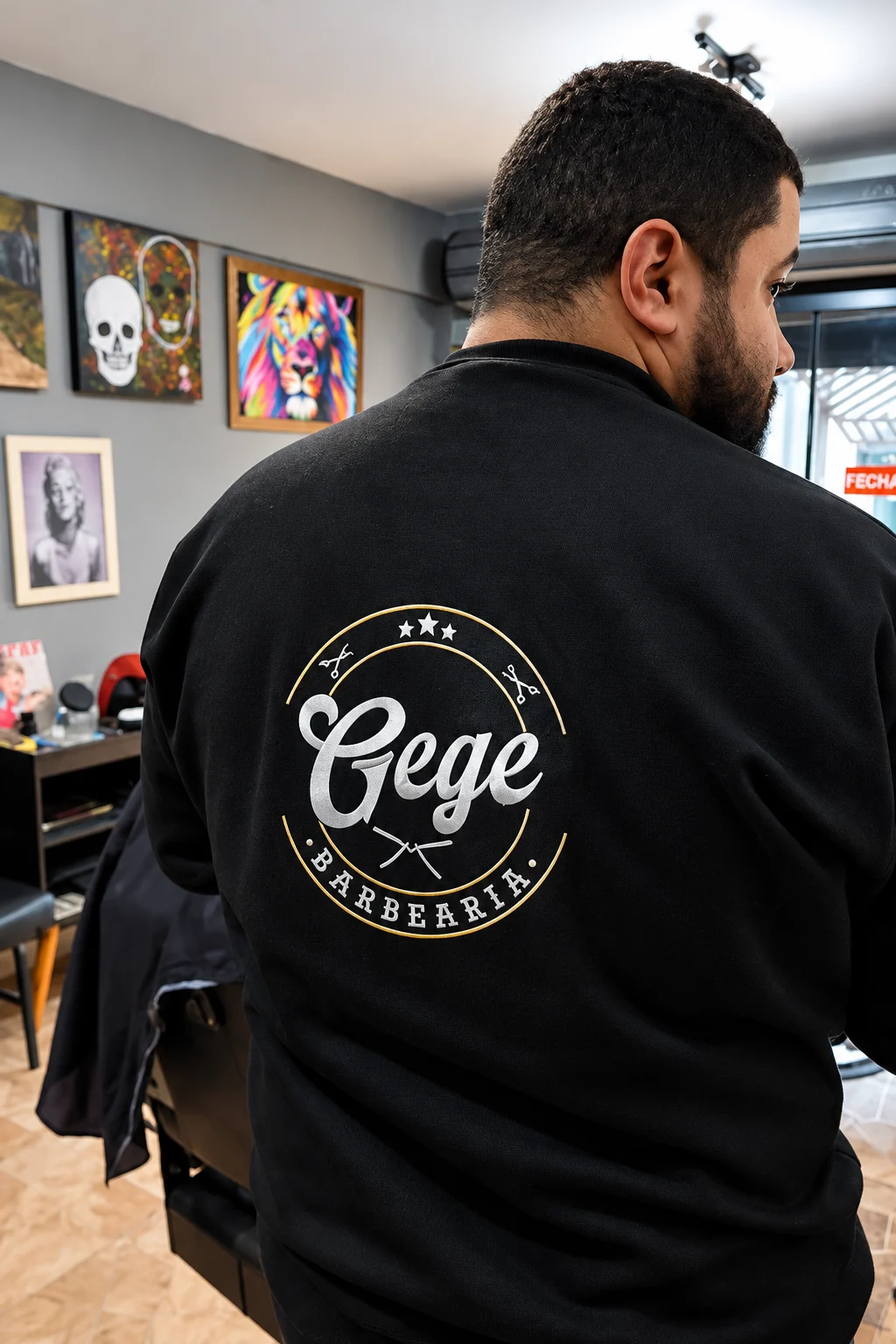 Profissional usando uniforme da Gege Barbearia