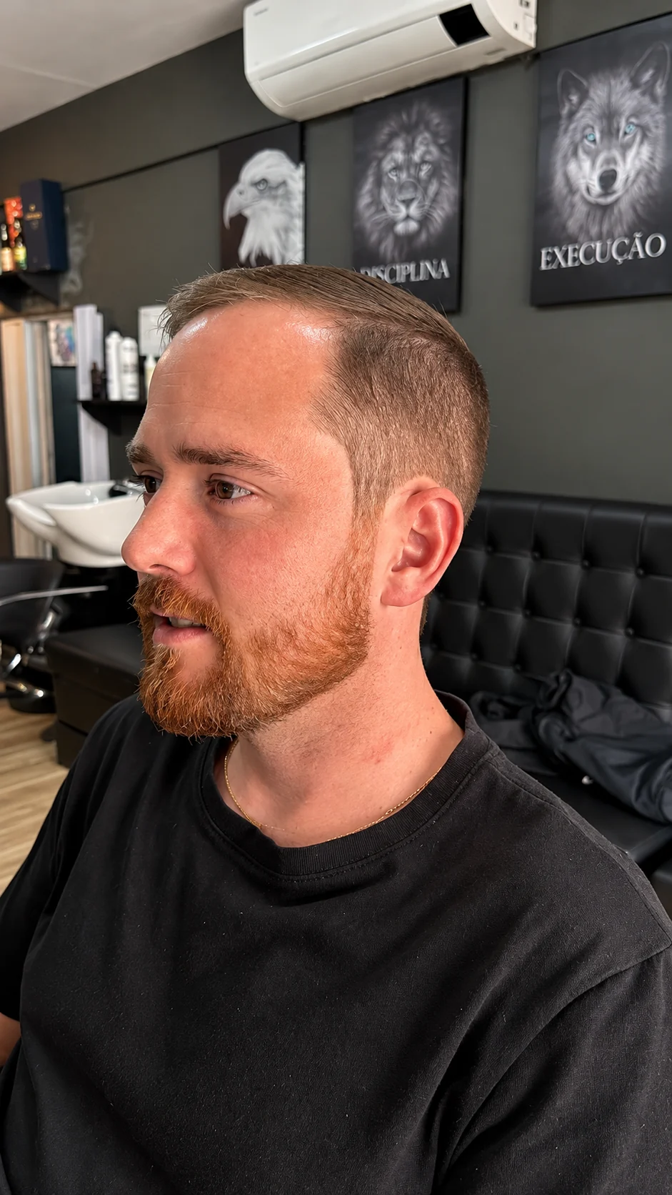 Corte masculino com barba e acabamento clássico