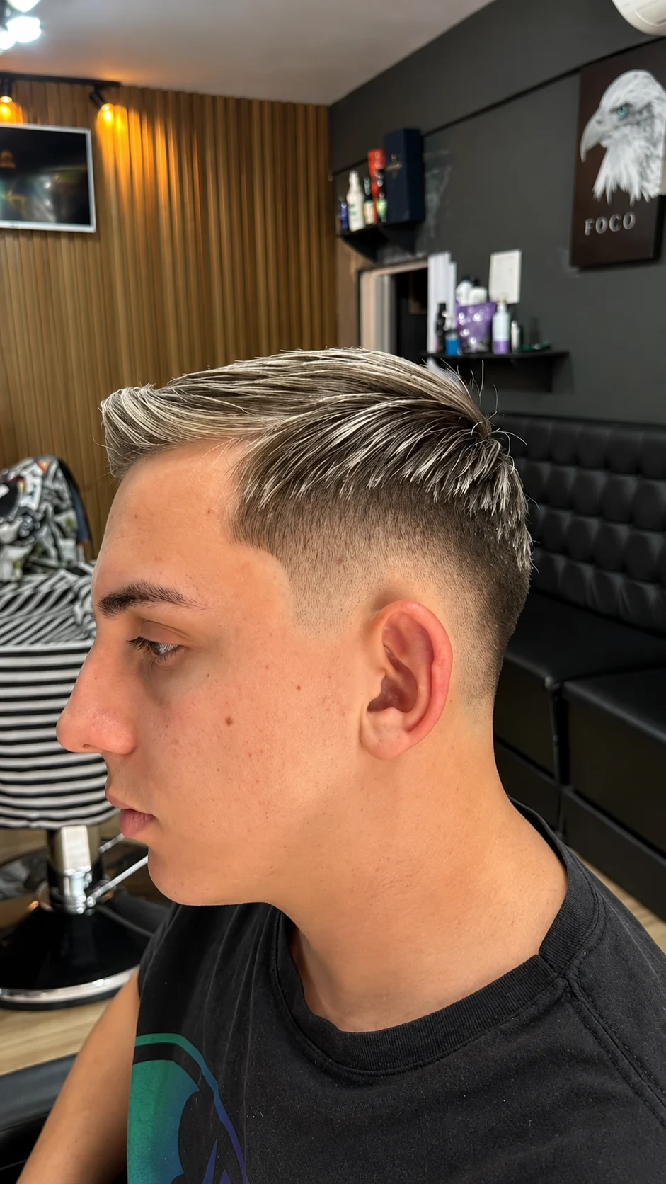 Corte masculino moderno com textura e degradê