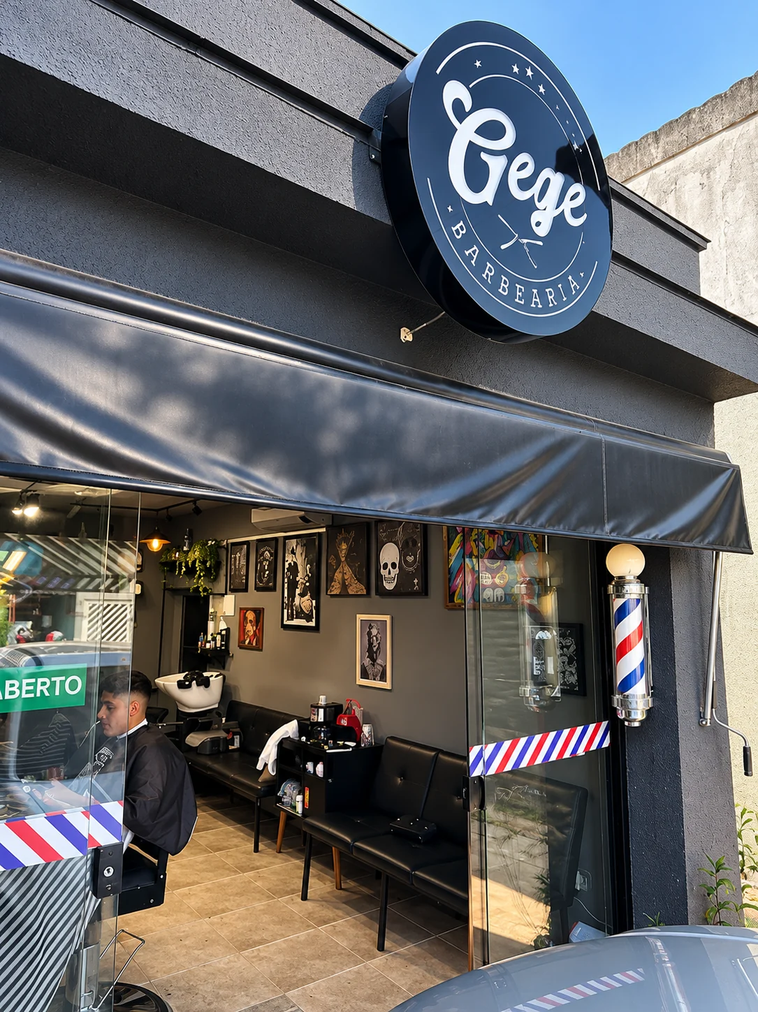 Vista da entrada e identidade visual da Gege Barbearia